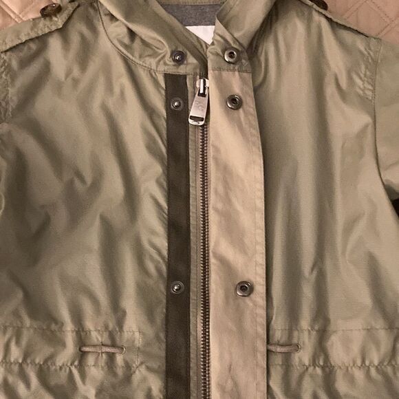 Burberry Boys Rain Jacket with Hood. Olive green Nylon. Size 4 Yr. - Picture 5 of 14